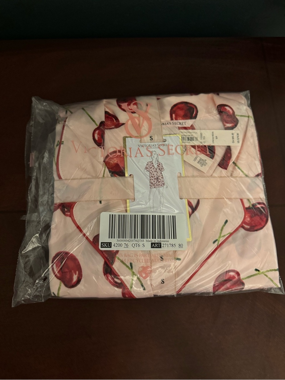 🍒 Victoria’s Secret Satin Short Pajama Set Cherry Print size small new with tags - Picture 2 of 2